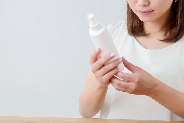 クレンジングを選ぶ女性