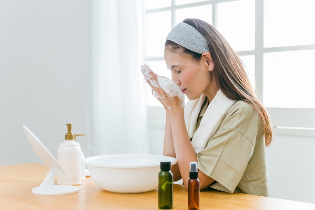 クレンジングしている女性