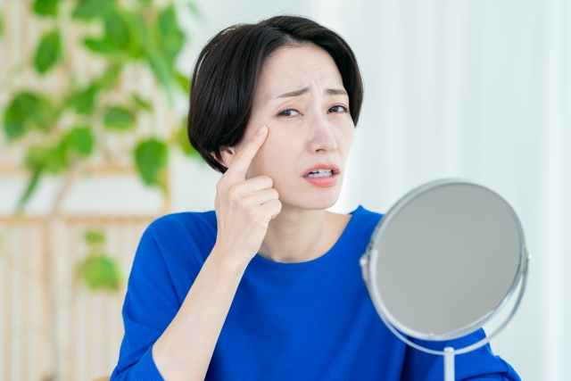 40代アイメイクに悩む女性