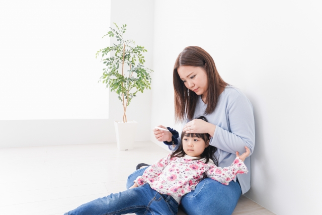 病気の子どもを看病するママ