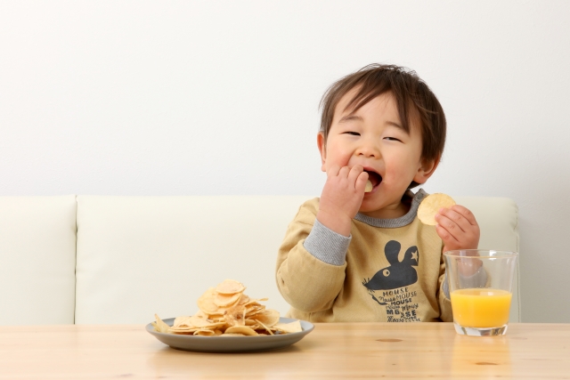手土産食べる男の子